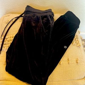 Never worn Lululemon velour joggers